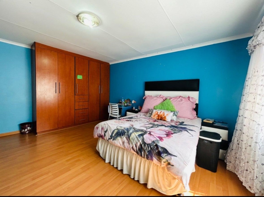 5 Bedroom Property for Sale in Beacon Bay Eastern Cape